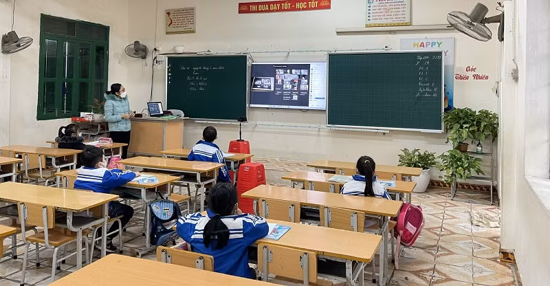 Cô trò Trường Tiểu học Hoàng Động song song 2 hình thức dạy học.