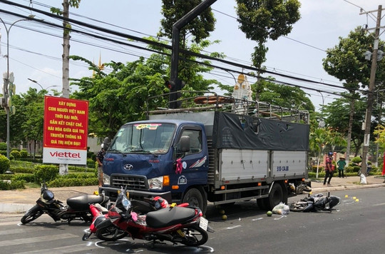 Xe tải tông hàng loạt xe gắn máy tại hiện trường Xe tải tông hàng loạt xe gắn máy tại hiện trường