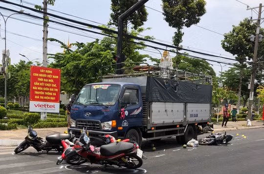 Xe tải tông hàng loạt xe gắn máy tại hiện trường