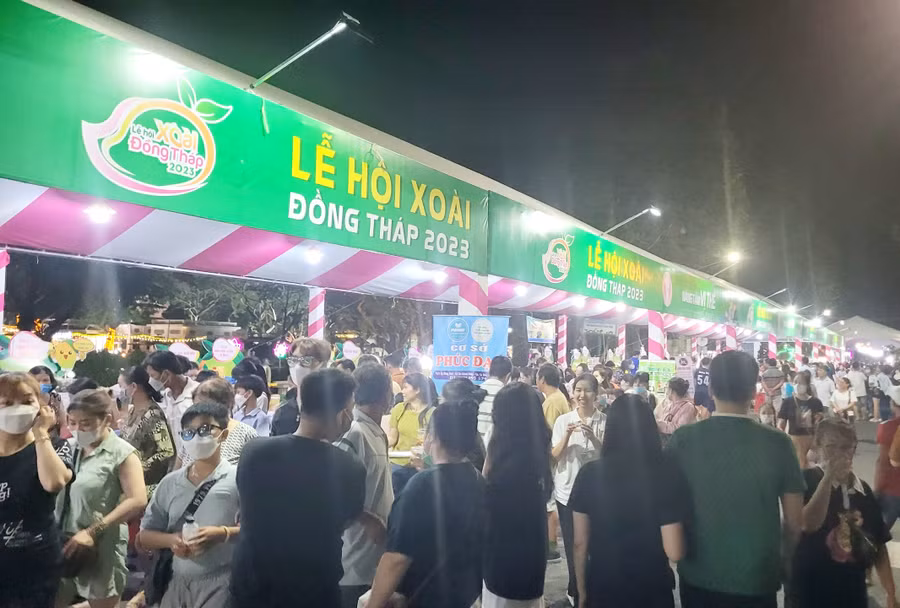 Lễ hội Xoài Đồng Tháp thu hút đông đảo khách tham quan.