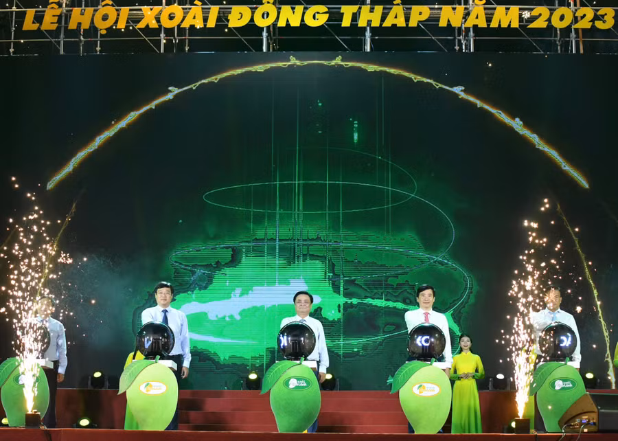 Các đại biểu thực hiện nghi thức khai mạc lễ hội xoài Đồng Tháp năm 2023.