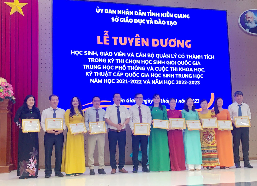 Ông Trần Quang Bảo - GĐ Sở GD&amp;ĐT Kiên Giang trao thưởng cho cán bộ quản lý, giáo viên có học sinh đạt thành tích cao Kỳ thi chọn HSG và KHKT cấp quốc gia năm học 2022 - 2023.