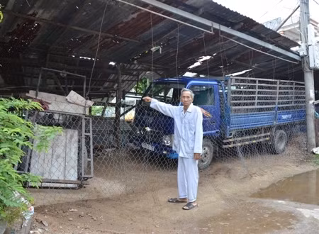 Mặc dù gần 80 tuổi nhưng ông Triêm vẫn còn minh mẫn chỉ vị trí bị người hàng xóm lấn chiếm đất.