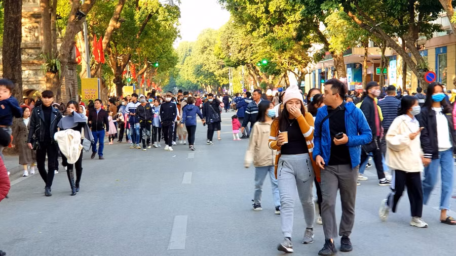 Phố đi bộ luôn đông kín người.