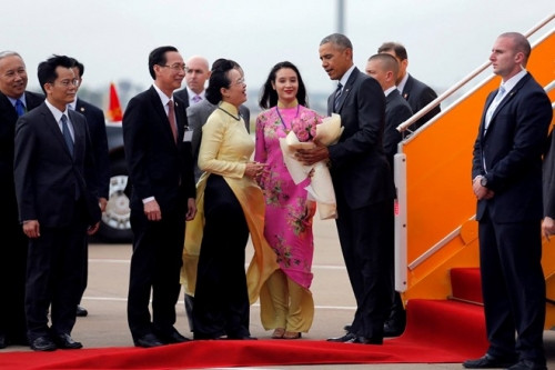 Lộ diện cô gái Sài Gòn khả ái tặng hoa sen cho Tổng thống Mỹ Obama - Ảnh 1 Lộ diện cô gái Sài Gòn khả ái tặng hoa sen cho Tổng thống Mỹ Obama - Ảnh 1