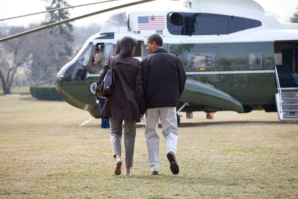 Hình ảnh: "Nắm tay nhau đi hết cuộc đời" của vợ chồng Tổng thống Obama