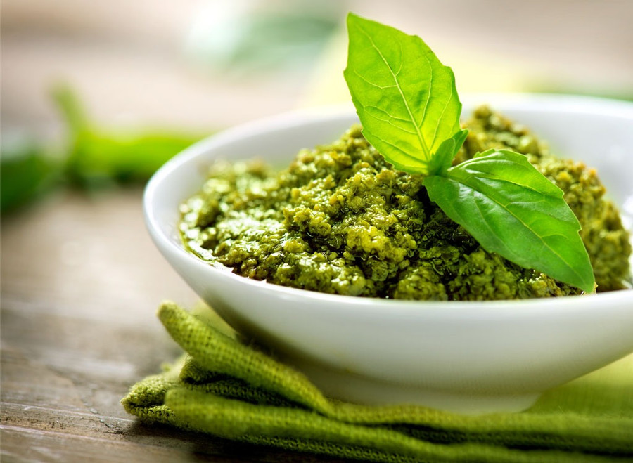 Hạt thông: Hạt thông là một trong những thành phần quan trọng trong nước sốt pesto có tỷ lệ kẽm rất cao. Nhiều nghiên cứu chỉ ra rằng, những người phụ nữ có hàm lượng kẽm cao trong cơ thể có ham muốn tình dục cao hơn so với những người có nồng độ thấp hơn.