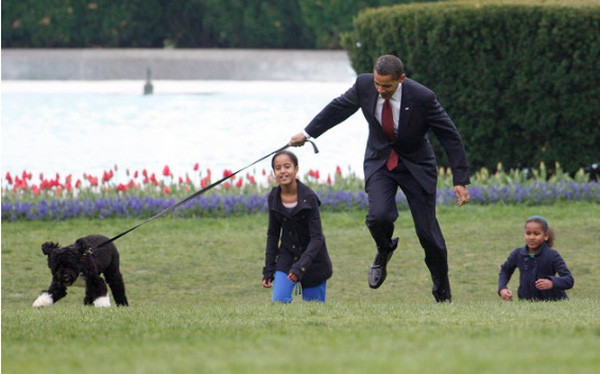 Không nhịn được cười: Cách ông Obama xử lý những tình huống trớ trêu trước đám đông ảnh 7 Không nhịn được cười: Cách ông Obama xử lý những tình huống trớ trêu trước đám đông ảnh 7