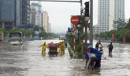 Hà Nội mưa lớn, nhiều tuyến phố biến thành sông