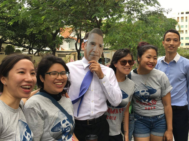 Siết chặt an ninh nơi Tổng thống Obama gặp 800 thanh niên Việt Nam ảnh 1 Một bạn trẻ mang mặt nạ Tổng thống Obama.