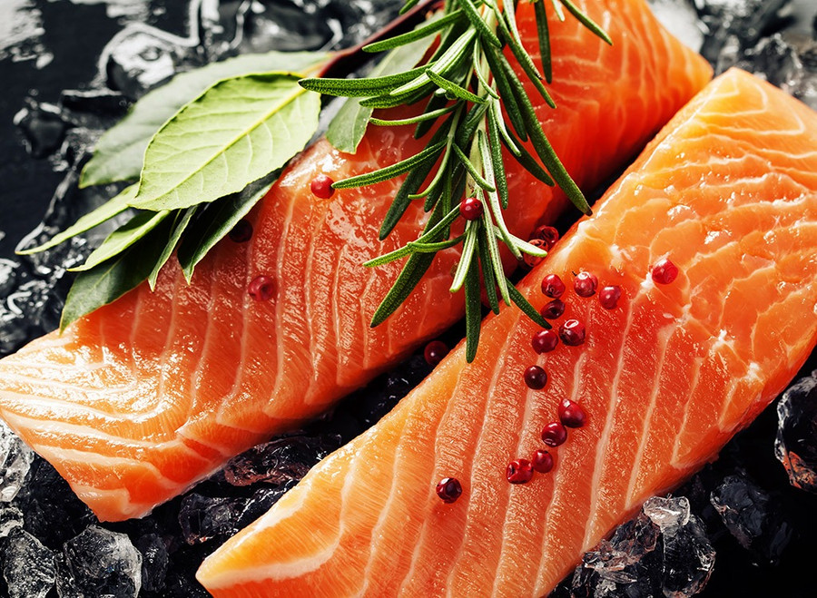 Cá béo: Hầu hết mọi người đều biết dầu cá nước lạnh như cá hồi hoang dã, cá mòi, cá ngừ giàu các axit béo omega -3, nhưng chưa hẳn ai cũng biết các chất dinh dưỡng có trong cá không chỉ có lợi cho tim mà còn làm tăng mức độ dopamine trong não. Mức tăng đột biến dopamine này cải thiện lưu thông và lưu lượng máu, kích thích hưng phấn vì dopamine sẽ làm cho bạn cảm thấy thoải mái hơn và làm cho quan hệ tình dục thú vị hơn.