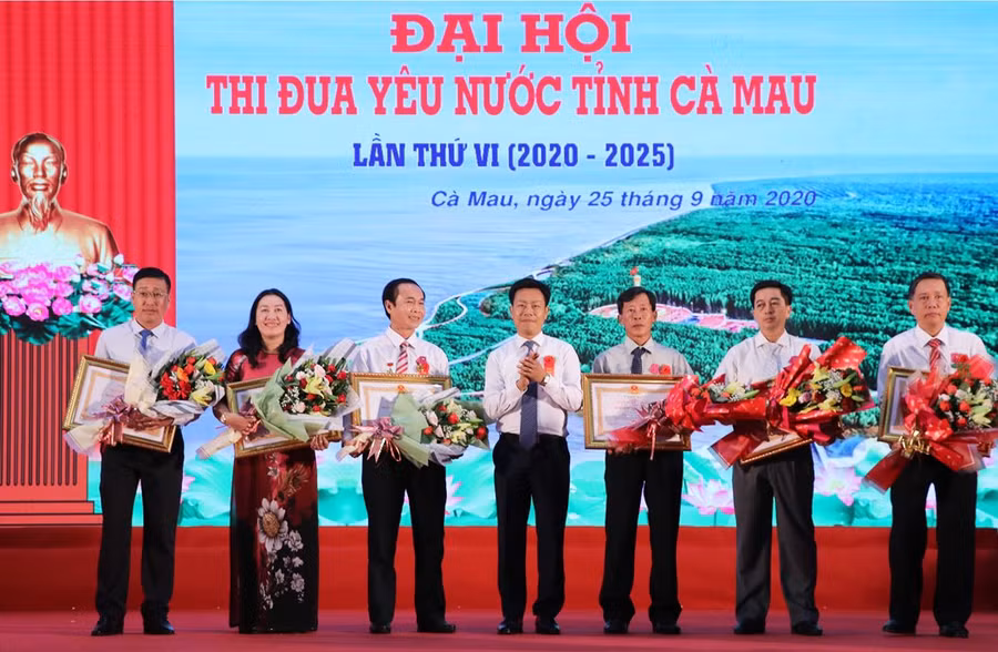 Ông Lê Quân - Chủ tịch UBND tỉnh trao Huân chương Lao động cho các cá nhân có thành tích xuất sắc trong phong trào thi đua yêu nước.