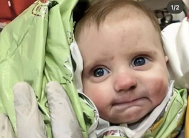 Em bé 2 tháng tuổi may mắn sống sót sau trận động đất kinh hoàng ở Thổ Nhĩ Kỳ. Ảnh chụp màn hình clip Em bé 2 tháng tuổi may mắn sống sót sau trận động đất kinh hoàng ở Thổ Nhĩ Kỳ. Ảnh chụp màn hình clip