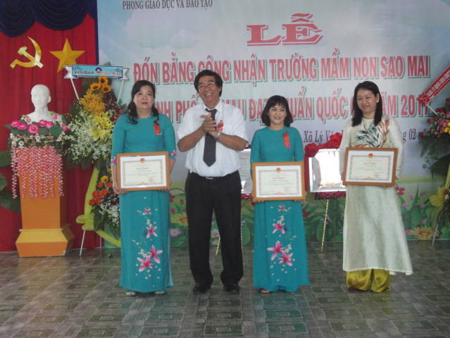 Trao Bằng khen của UBND tỉnh Cà Mau cho tập thể và cá nhân hoàn thành xuất sắc nhiệm vụ trong phong trào xây dựng trường đạt chuẩn Quốc gia