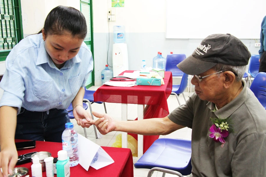 Thầy giáo được học trò cũ thăm khám nhân dịp lễ tri ân Ngày Nhà giáo Việt Nam 20/11 tại Trường THPT Lê Quý Đôn