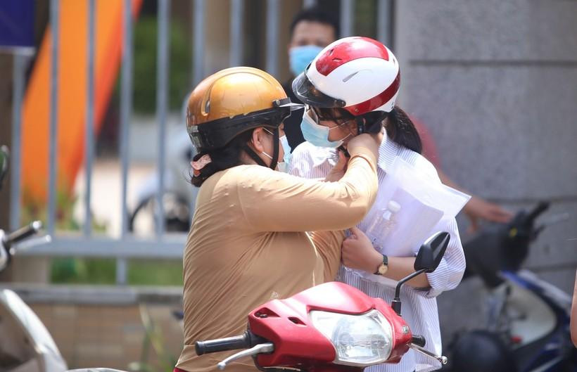 Phụ huynh sau khi đưa con đến các điểm thi hầu hết đều không ở lại đợi ở xung quanh khu vực thi