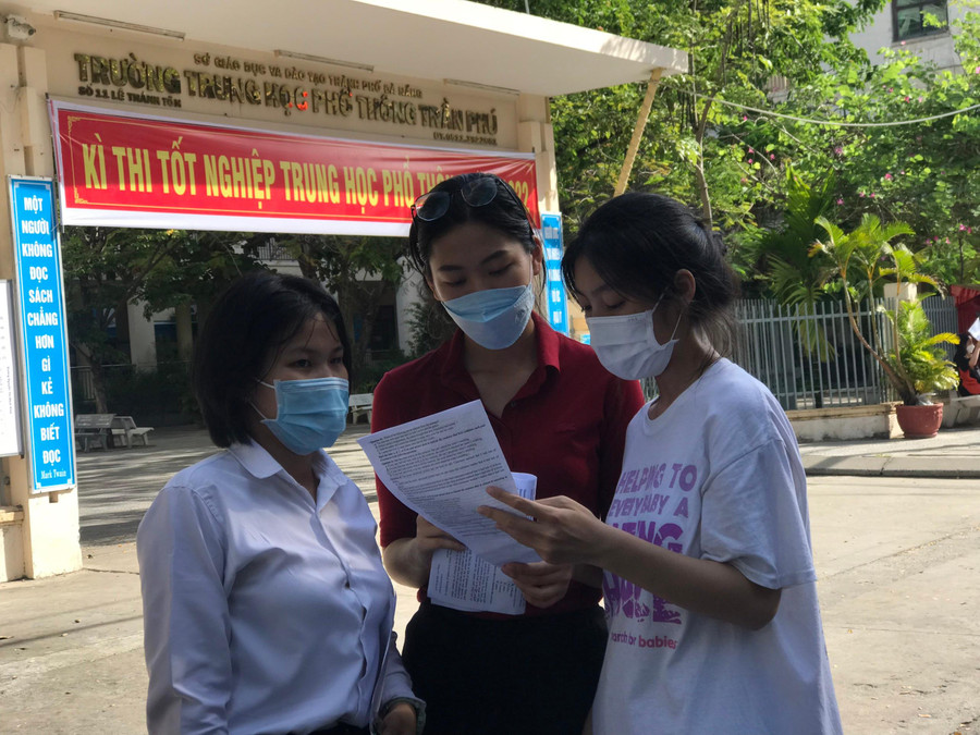 Thí sinh thảo luận về bài thi môn Anh văn sau buổi thi cuối cùng của kỳ thi tốt nghiệp THPT năm 2022