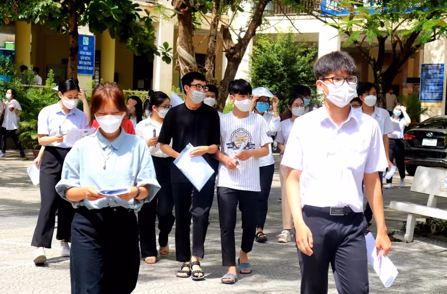 Thí sinh Đà Nẵng rời phòng thi môn Sinh học trong thời tiết nắng nóng