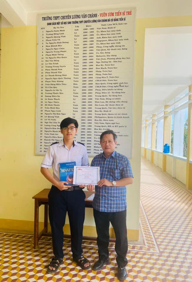 Thầy Huỳnh Tấn Châu - Hiệu trưởng Trường THPT chuyên Lương Văn (Phú Yên) tặng thưởng cho em Võ Trương Thiên Kỳ.