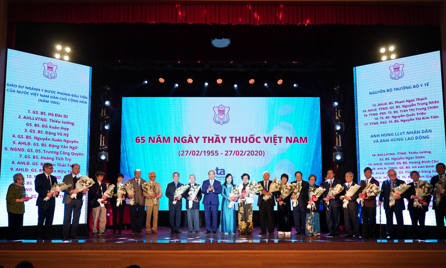 Thủ tướng tặng và truy tặng kỷ niệm chương cho các Giáo sư, Phó Giáo sư, Tiến sĩ trong ngành y tế. Ảnh: VGP/Quang Hiếu Thủ tướng tặng và truy tặng kỷ niệm chương cho các Giáo sư, Phó Giáo sư, Tiến sĩ trong ngành y tế. Ảnh: VGP/Quang Hiếu