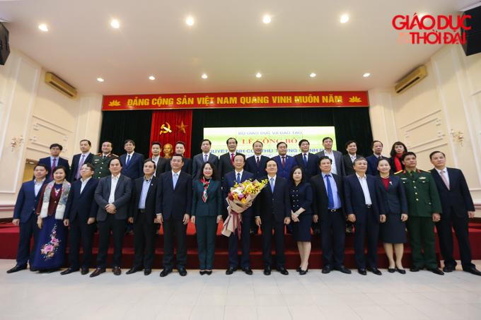 Lãnh đạo Bộ GD&ĐT, lãnh đạo tỉnh Lạng Sơn cùng các đại biểu chúc mừng tân Thứ trưởng Phạm Ngọc Thưởng. Lãnh đạo Bộ GD&ĐT, lãnh đạo tỉnh Lạng Sơn cùng các đại biểu chúc mừng tân Thứ trưởng Phạm Ngọc Thưởng.