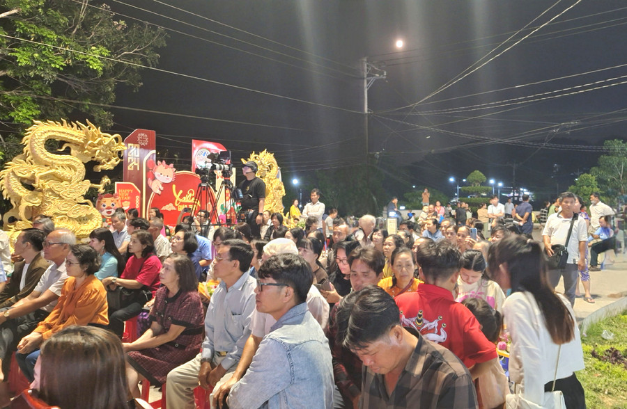 Đông đảo bạn yêu thơ và du khách theo dõi chương trình đêm thơ Nguyên Tiêu.