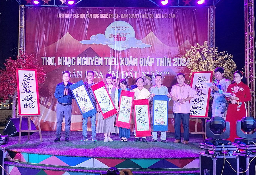 Tặng phẩm và tặng hoa cảm ơn các nhà thơ, nhạc sĩ, soạn giả trong đêm Nguyên Tiêu.
