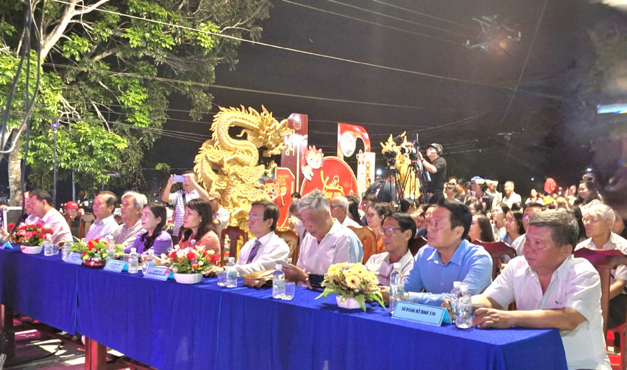 Đại biểu và khách mời tham dự Đêm thơ Nguyên Tiêu.