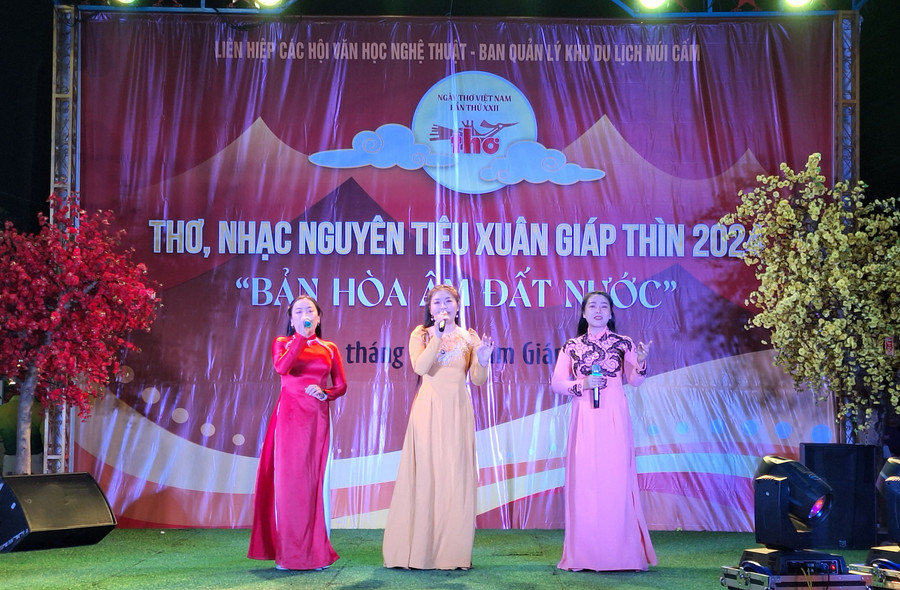 Các tiết mục thơ, ca trong chương trình.