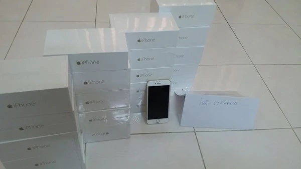 Mồi nhử là những lô hàng iPhone "xách tay trực tiếp từ Mỹ" giá rẻ. Ảnh của đối tượng L.