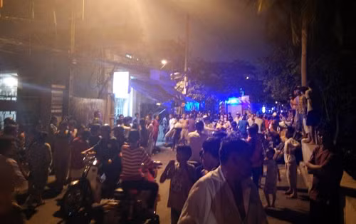 Đông đảo người dân tụ tập theo dõi. Ảnh: Quốc Thắng.