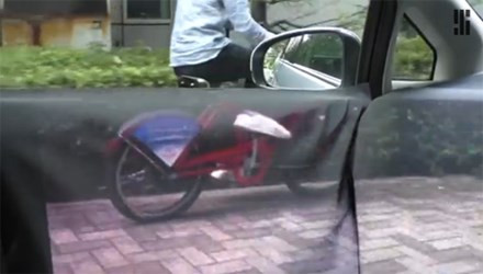Ôtô nhìn xuyên thấu - công nghệ tương lai ảnh 1 Với công nghệ kết hợp, tài xế giống như có khả năng nhìn xuyên qua thân xe. Ảnh từ video.