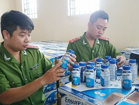 Phát hiện hơn 27.000 chai sữa ghi Phat hien hon 27.000 chai sua ghi