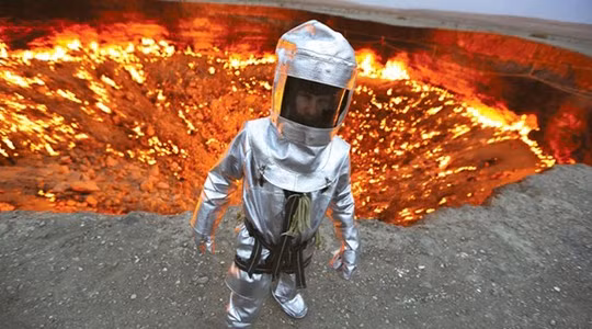 Người đầu tiên đi vào “cổng địa ngục” 1.000 độ C ảnh 1