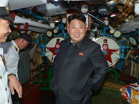 Ông Kim Jong-un trong một lần thị sát quân đội. (Ảnh: