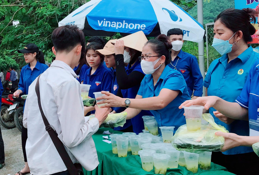 Đoàn viên Công đoàn Trường THPT Kỳ Sơn (Nghệ An) nấu cơm và tặng suất ăn miễn phí cho thí sinh thi vào lớp 10 năm 2022. Đoàn viên Công đoàn Trường THPT Kỳ Sơn (Nghệ An) nấu cơm và tặng suất ăn miễn phí cho thí sinh thi vào lớp 10 năm 2022.