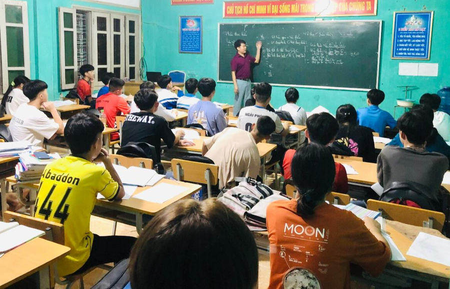 Với sự hỗ trợ của các lực lượng, hiện nay học sinh Trường THPT huyện Nậm Pồ yên tâm tập trung ôn luyện chờ ngày thi. Với sự hỗ trợ của các lực lượng, hiện nay học sinh Trường THPT huyện Nậm Pồ yên tâm tập trung ôn luyện chờ ngày thi.