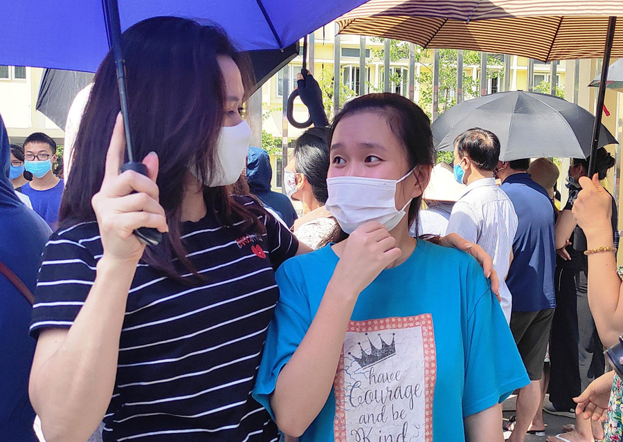 Người thân đón thí sinh sau khi hoàn thành bài thi tốt nghiệp THPT ở Thanh Hóa. Ảnh tư liệu Người thân đón thí sinh sau khi hoàn thành bài thi tốt nghiệp THPT ở Thanh Hóa. Ảnh tư liệu
