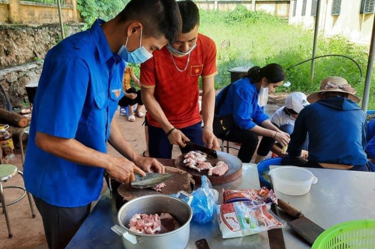 Lực lượng đoàn viên thanh niên huyện Nậm Pồ tham gia hỗ trợ nấu ăn cho học sinh. Lực lượng đoàn viên thanh niên huyện Nậm Pồ tham gia hỗ trợ nấu ăn cho học sinh.