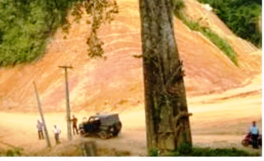 Chiếc U-oát bị chết máy ở đỉnh dốc Cổng Trời (Mường Lát) khi vận chuyển đề thi năm 2009. Ảnh: Thầy Nguyễn Minh Đạo cung cấp.