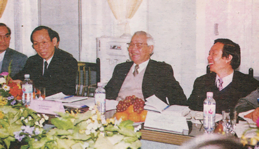 Thủ tướng Võ Văn Kiệt làm việc về lĩnh vực GD-ĐT với Bộ trưởng Bộ GD&ĐT Trần Hồng Quân (bên trái), Phó Chủ nhiệm Văn phòng Chính phủ Phan Quang Trung (bên phải) và lãnh đạo ĐH QGHN năm 1997. Ảnh tư liệu Thủ tướng Võ Văn Kiệt làm việc về lĩnh vực GD-ĐT với Bộ trưởng Bộ GD&ĐT Trần Hồng Quân (bên trái), Phó Chủ nhiệm Văn phòng Chính phủ Phan Quang Trung (bên phải) và lãnh đạo ĐH QGHN năm 1997. Ảnh tư liệu