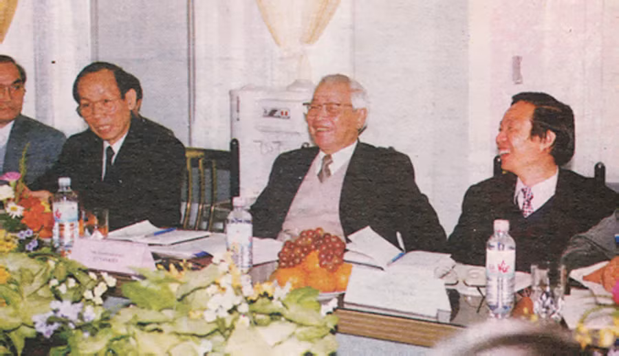 Thủ tướng Võ Văn Kiệt làm việc về lĩnh vực GD-ĐT với Bộ trưởng Bộ GD&amp;ĐT Trần Hồng Quân (bên trái), Phó Chủ nhiệm Văn phòng Chính phủ Phan Quang Trung (bên phải) và lãnh đạo ĐH QGHN năm 1997. Ảnh tư liệu