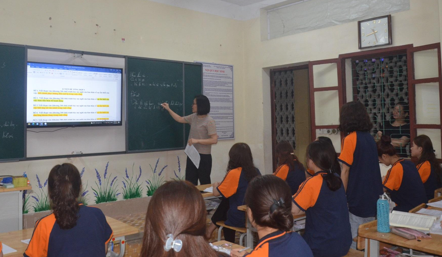 Gần 22 giờ đêm, cô trò Trường PTDTNT tỉnh Lạng Sơn (Lạng Sơn) vẫn miệt mài ôn bài. Ảnh: Ngô Chuyên Gần 22 giờ đêm, cô trò Trường PTDTNT tỉnh Lạng Sơn (Lạng Sơn) vẫn miệt mài ôn bài. Ảnh: Ngô Chuyên