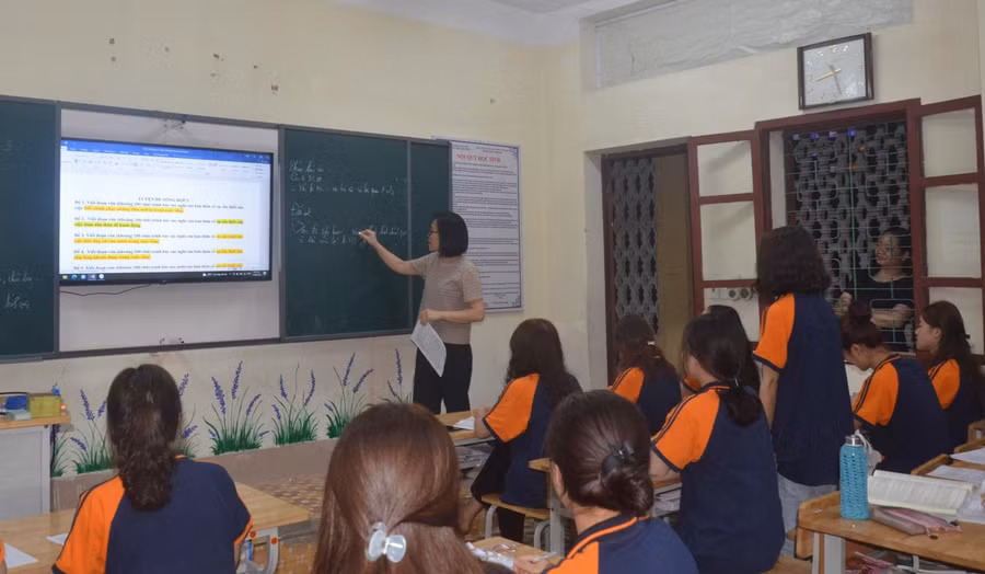 Gần 22 giờ đêm, cô trò Trường PTDTNT tỉnh Lạng Sơn (Lạng Sơn) vẫn miệt mài ôn bài. Ảnh: Ngô Chuyên