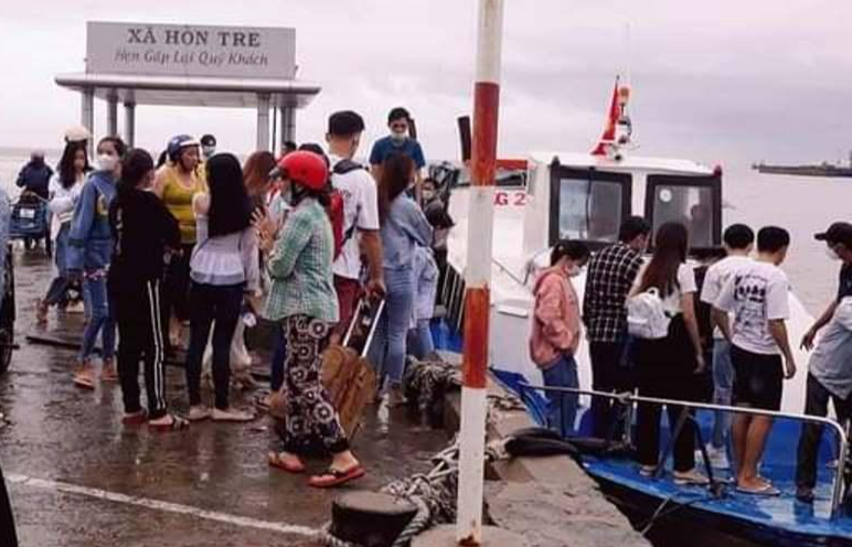 Học sinh huyện đảo Kiên Hải (Kiên Giang) xuống tàu vào đất liền dự thi tốt nghiệp THPT năm 2021.
