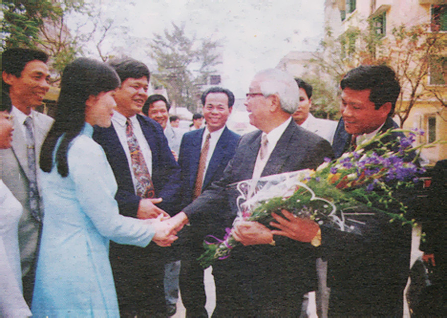 Sinh viên ĐH QGHN tặng hoa chúc mừng Thủ tướng Võ Văn Kiệt đến thăm ký túc xá năm 1997. Ảnh tư liệu Sinh viên ĐH QGHN tặng hoa chúc mừng Thủ tướng Võ Văn Kiệt đến thăm ký túc xá năm 1997. Ảnh tư liệu
