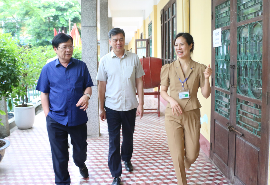 Phó Chủ tịch UBND tỉnh Trần Lê Đoài (giữa) và Giám đốc Sở GD&ĐT Cao Xuân Hùng kiểm tra công tác chuẩn bị cơ sở vật chất tại Trường THPT Nguyễn Huệ - TP Nam Định. Phó Chủ tịch UBND tỉnh Trần Lê Đoài (giữa) và Giám đốc Sở GD&ĐT Cao Xuân Hùng kiểm tra công tác chuẩn bị cơ sở vật chất tại Trường THPT Nguyễn Huệ - TP Nam Định.