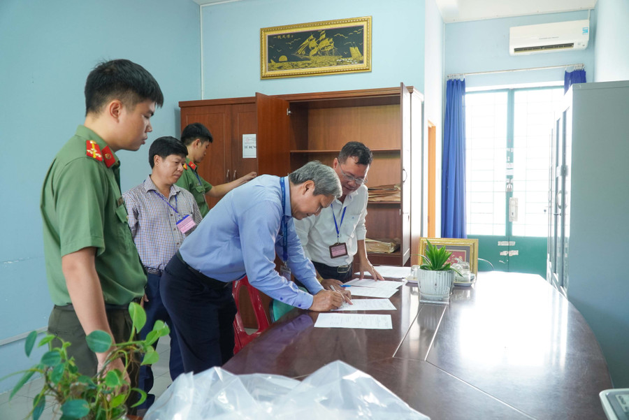 Đề thi được bàn giao cho Hội đồng coi thi, các thủ tục, biên bản được thực hiện theo đúng quy định.