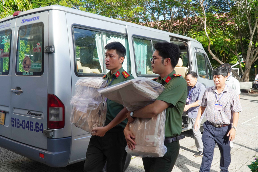 Đề thi được áp tải vào Hội đồng coi thi.