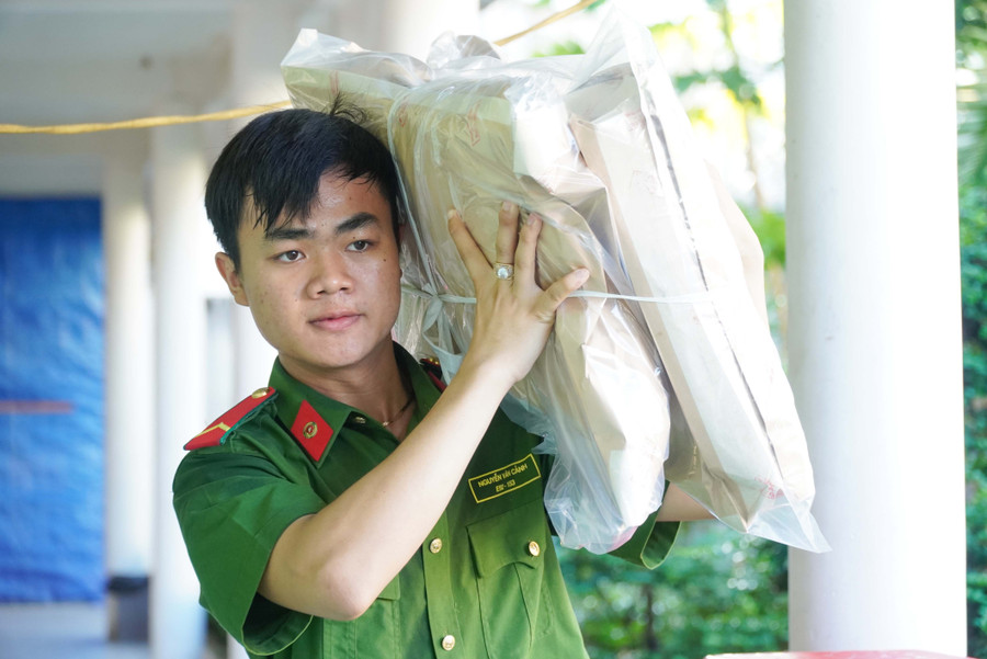 Lực lượng Công an vận chuyển đề thi.